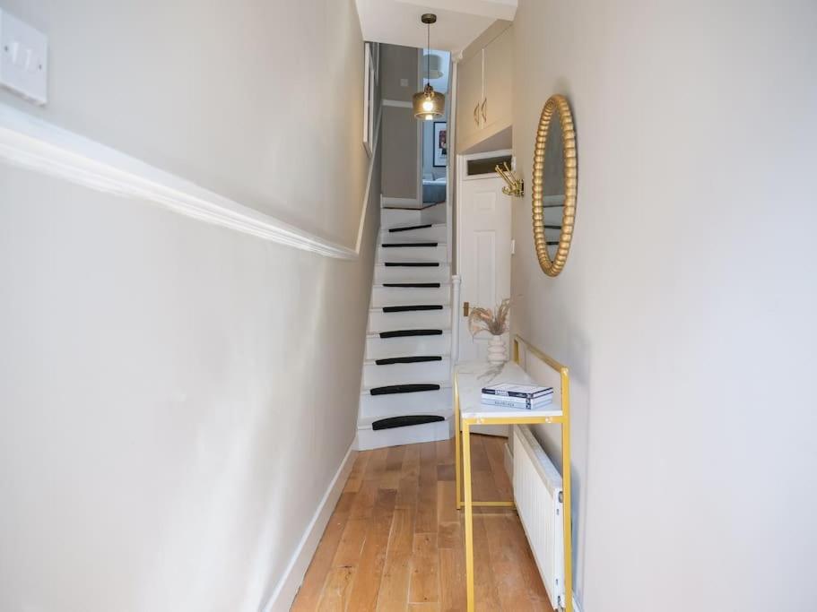 Stylish Portobello Road Two-bed Flat * Londres