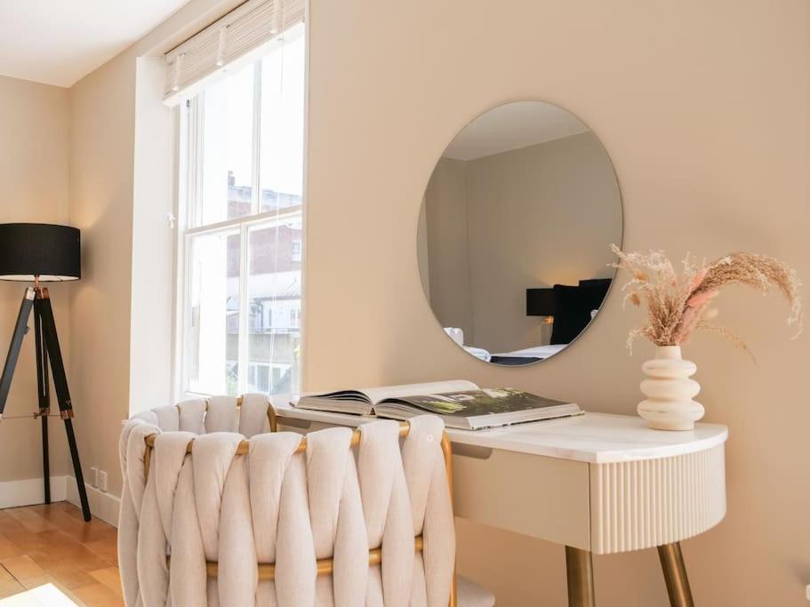 Stylish Portobello Road Two-bed Flat *